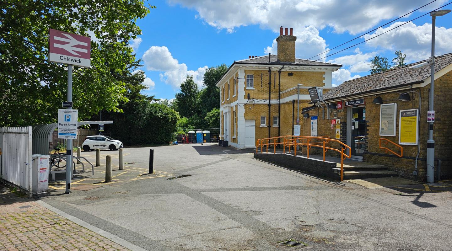 Chiswick Rail Disruptions: Weekend Closures and Footbridge Renovations